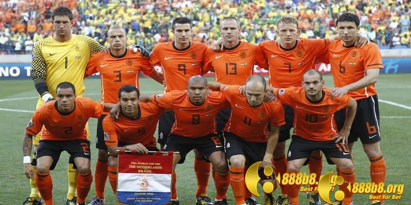 Đội tuyển quốc gia Hà Lan mang áo đấu màu cam mang thương hiệu “cơn lốc màu da cam”